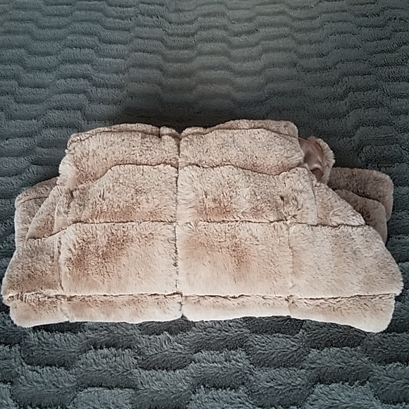 Liz Claiborne Faux Fur Super Soft Plush Cozy Tan Vest with Pockets - Picture 8 of 8